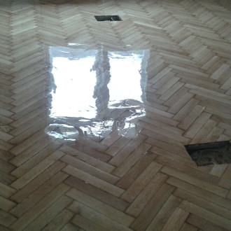 fa parketta lakkozás